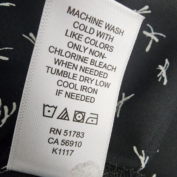 Maurices Women Perfect Blouse Zipper Front Lattice Shoulder Size 1X Black Hi Low - Picture 10 of 10